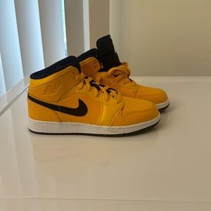 Yellow and black NIKE air Jordan